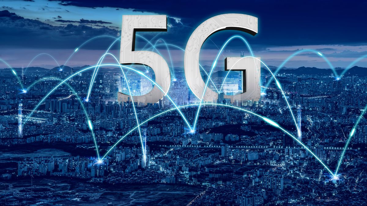 Egy városi táj, ahol a 5G technológia szimbóluma és hálózati vonalak láthatók.