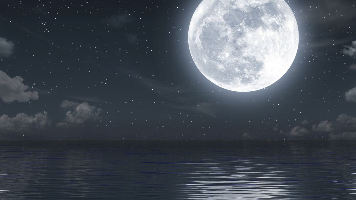 Telihold világítja meg a csendes vízfelszínt, csillagokkal teli éjszakai égbolttal.