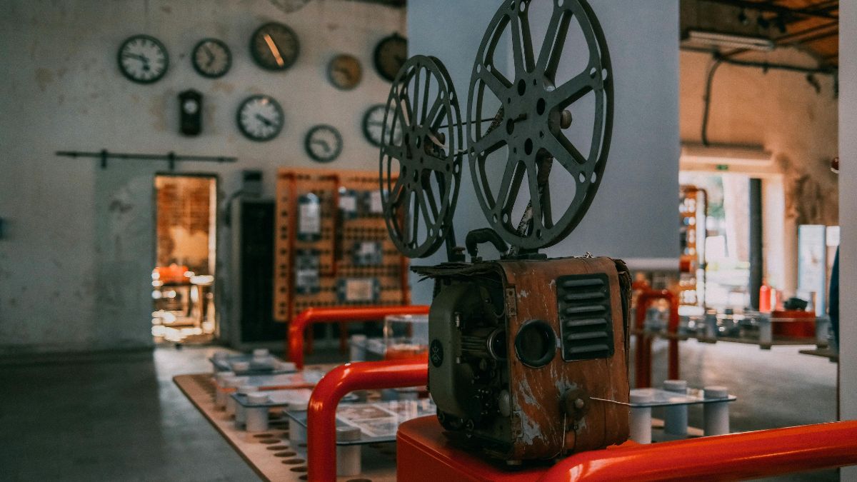 Egy régi vetítőgép látható, amely a fény és a film varázsát idézi.