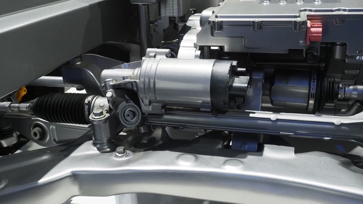 Egy modern autó motorjának részlete, kiemelve a viszkokuplungot és a hűtőventilátor mechanizmusát.