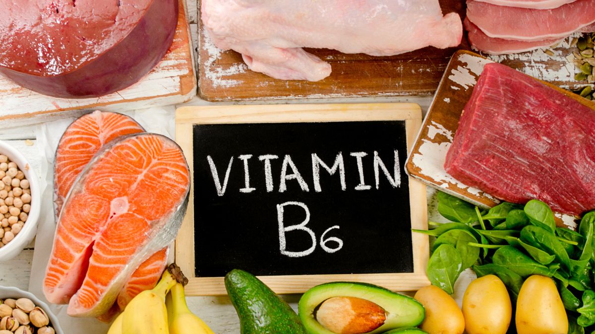 B6-vitamint tartalmazó ételek, mint hal, hús, zöldségek és gyümölcsök egy asztalon.