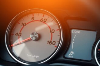 Üzemanyagszint-jelző a jármű műszerfalán