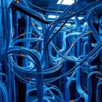 Zavart kábelek és számítógépes szerverek egy adatközpontban