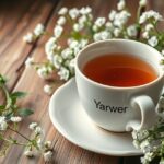 Cickafark tea csésze virágokkal egy fából készült asztalon.