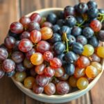 Friss szőlő fajták tányéron, gazdag szín- és ízvilággal