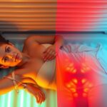 Nő használ egy szoláriumot, hogy gyorsan barnuljon.