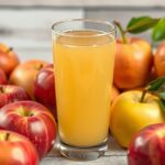 Friss almalé pohár érett almák között