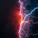 Villamos áram és viharos égbolt, fény és veszély kontrasztja
