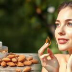 Egy nő mandulaolajat használ a szépségápolás során.