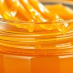 Méhpempő üveg, habos, narancssárga állagban.