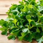 Friss rukkola levelek egy fából készült asztalon