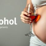 Terhes nő, aki alkoholt tart a kezében, figyelmeztetés a születési rendellenességekre.