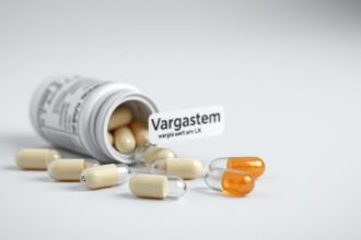 Vargastem kapszula a földön, gyógyszeres üveg mellett.