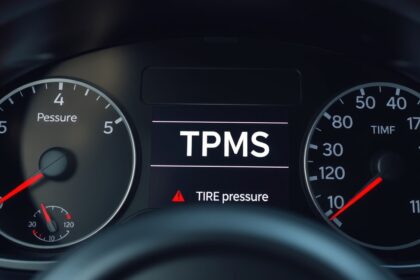 TPMS rendszer és guminyomás kijelző az autó műszerfalán.