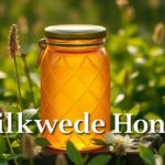 Selyemfű méz üvegben, zöld háttérrel