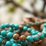 Afrikai türkiz gyöngyök a természetes háttér előtt