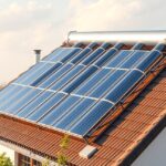 Vákuumcsöves napkollektorok egy tetőn, megújuló energiaforrás