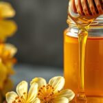 Szerves akácméz, virágokkal díszítve, egészségügyi előnyökkel.