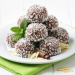 Kókuszgolyó tálalva friss kókuszreszelékkel és mandulával