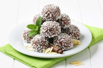 Kókuszgolyó tálalva friss kókuszreszelékkel és mandulával