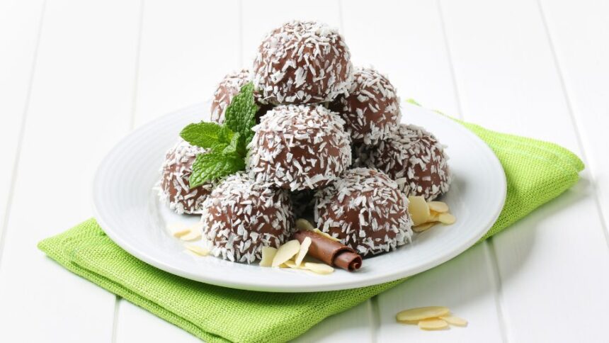 Kókuszgolyó tálalva friss kókuszreszelékkel és mandulával