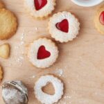 Karácsonyi linzer sütemények piros lekvárral és porcukorral.