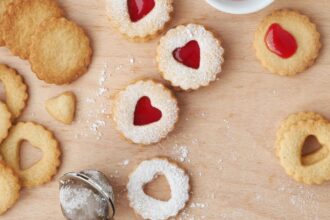 Karácsonyi linzer sütemények piros lekvárral és porcukorral.