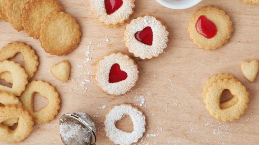 Karácsonyi linzer sütemények piros lekvárral és porcukorral.