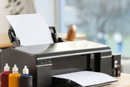 Nyomtató papírral és festékekkel az irodában