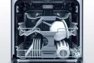 Mosogatógép belső nézet edényekkel és fúvókákkal