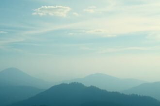 Csendes hegyvidéki táj világos éggel és felhőkkel.