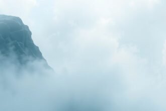 Felhők feletti hegyvonulat, modern és nyugodt táj.