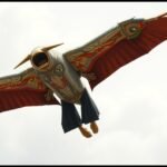 Egy különleges szárnyas figura, élénk színekkel és művészi mintázattal.