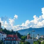 Gyönyörű panoráma a város felett a hegyekkel és felhőkkel