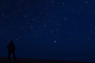 Csillagos égbolt alatt álló férfi, mágnesterápia és egészség kapcsolatban