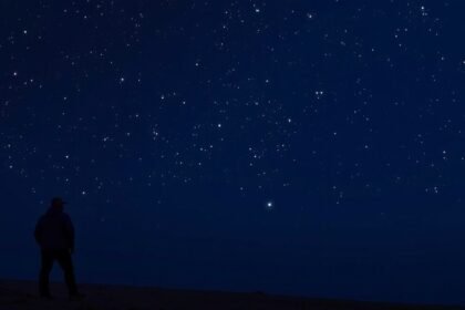 Csillagos égbolt alatt álló férfi, mágnesterápia és egészség kapcsolatban