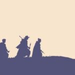 Három figura sétál a dombon, háttérben világos ég.