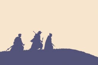 Három figura sétál a dombon, háttérben világos ég.