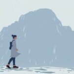 Nő sétál a hegy mellett, természetes tájban, modern stílusban ábrázolva.