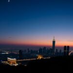 Városi táj egy gyönyörű naplementében a torziós tengely elméletével összekapcsolva.