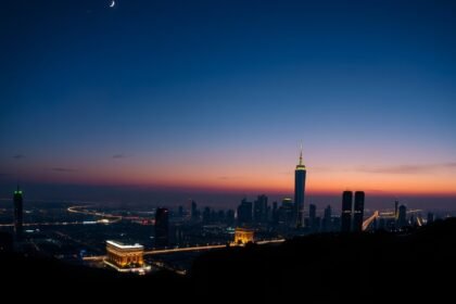 Városi táj egy gyönyörű naplementében a torziós tengely elméletével összekapcsolva.