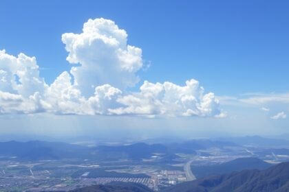 Légi táj egy hegyvidéki területen, felhők az égen.