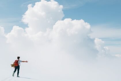 Ember a felhők között, szabadság és kaland a hegyekben