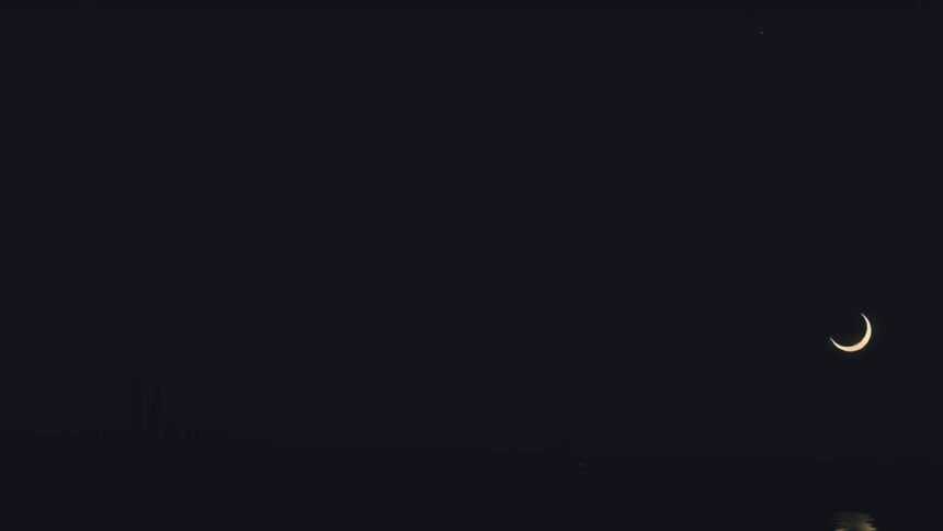 Hold és csillagok egy sötét égbolton