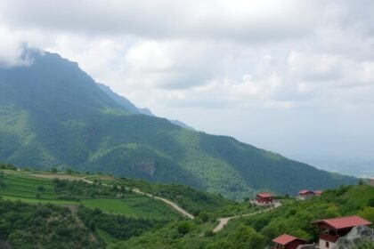 Gyönyörű hegyvidéki táj zöldellő dombokkal és házakkal.