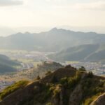 Látkép hegyekkel és településekkel, természet szépsége