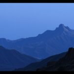 Kék hegyvidéki táj, csend és nyugalom képe