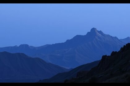 Kék hegyvidéki táj, csend és nyugalom képe