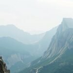 Hegyek és táj a természetben, ködös időben.