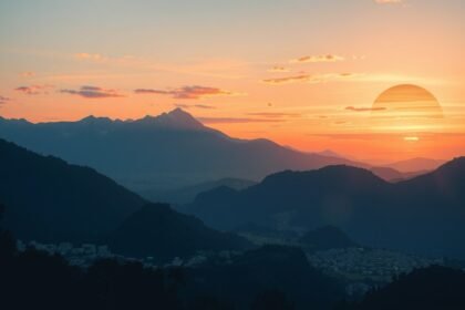 Naplemente hegyek mögött, színek és táj szépsége